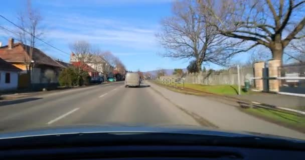 Conduzir um carro através de uma cidade — Vídeo de Stock