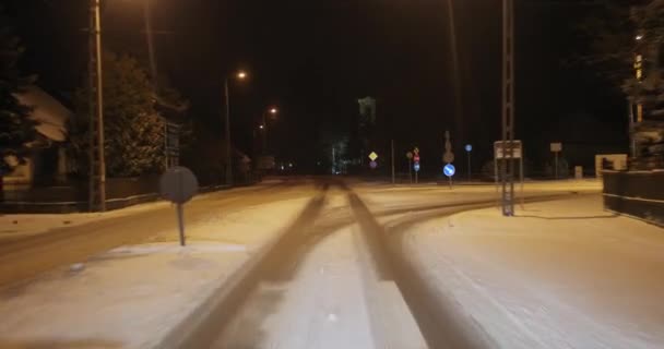 Οδηγώντας στο χιόνι και στο σκοτάδι — Αρχείο Βίντεο