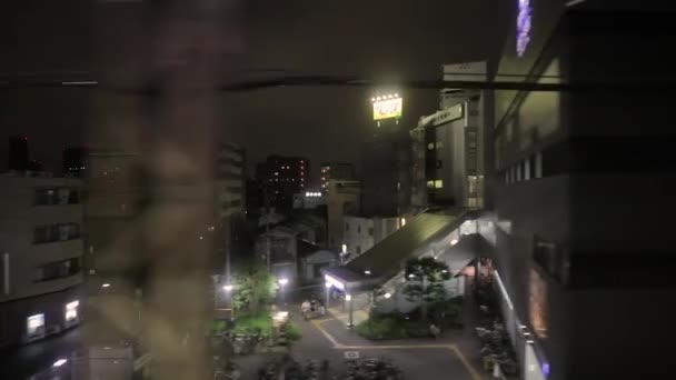 Passeio de trem em Osaka lentamente chegando a uma parada — Vídeo de Stock
