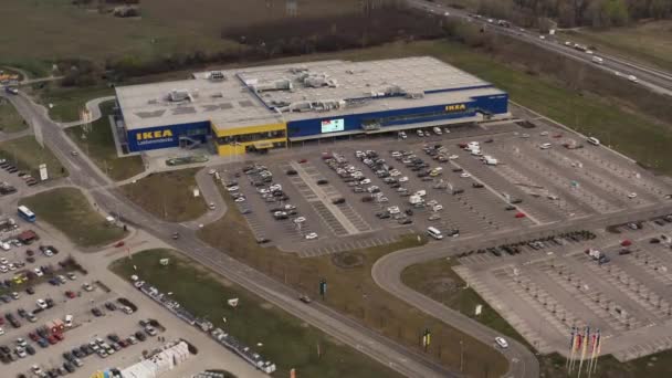 Ikea tanda toko di dinding biru — Stok Video