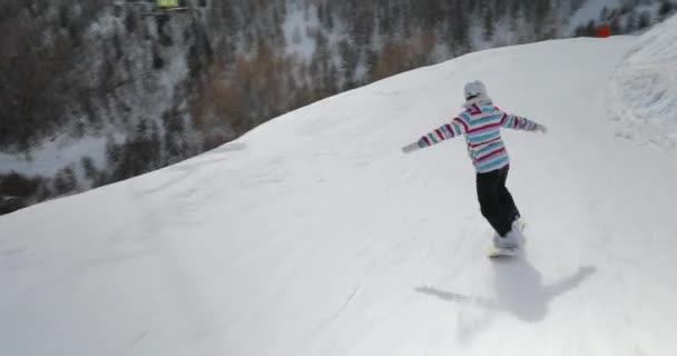 Snowboarder seguir tiro — Vídeos de Stock