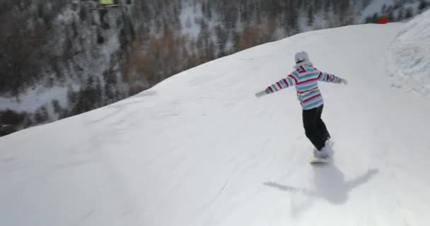 Snowboardåkare följer skott — Stockvideo