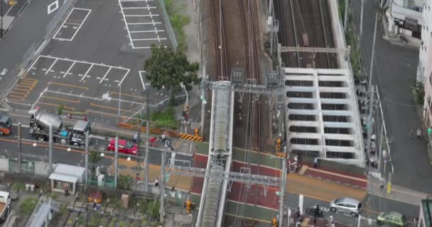 Tren en movimiento en una ciudad — Vídeos de Stock