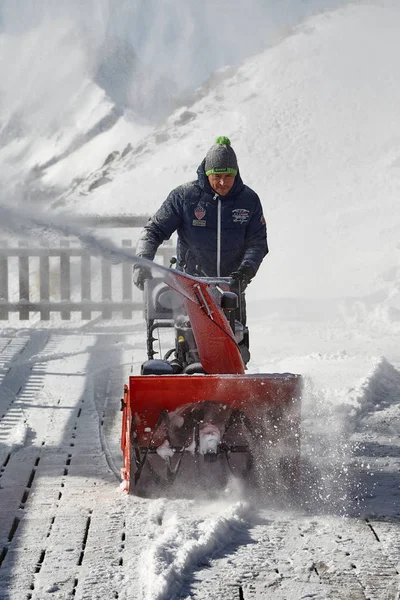 Estación de esquí de alta montaña arando nieve — Foto de Stock