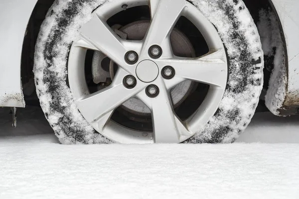 Pneumatico auto sulla neve — Foto Stock
