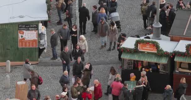 Kerstmarkt met rondlopende mensen — Stockvideo