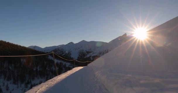 해 가 뉘엿뉘엿 뉘엿 넘어가는 산비탈에서 스키를 타는 모습 — 비디오