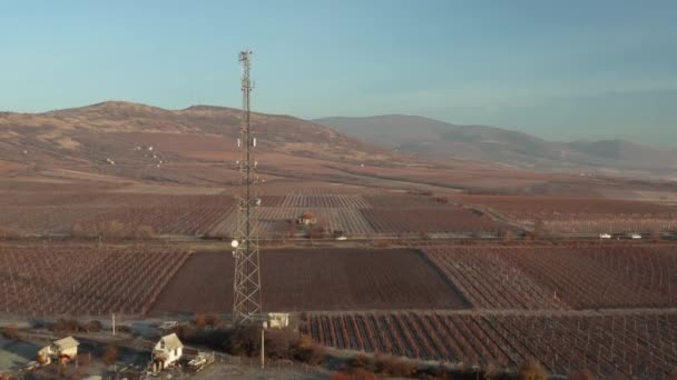 Menara pemancar musim gugur di pedesaan, rekaman drone — Stok Video