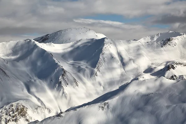 Bergen bedekt met sneeuw — Stockfoto