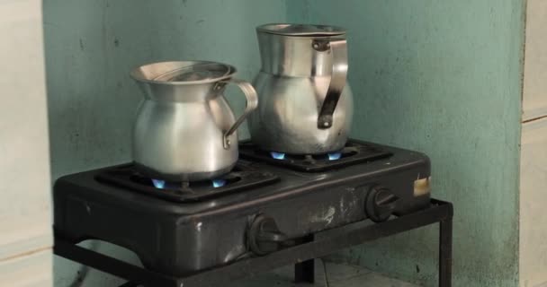 Fazendo café em um fogão velho — Vídeo de Stock