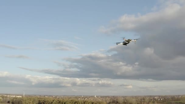 Drone volant à l'extérieur — Video