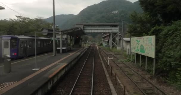 Treinrit vanuit een klein Japans stadje — Stockvideo