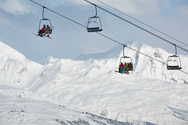 Skipisten, met veel mensen — Stockfoto