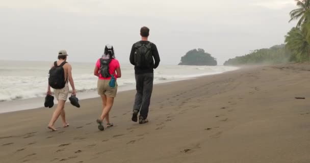 太平洋沿岸，人们在海滩上走过 — 图库视频影像