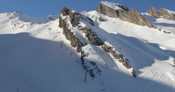 Winterlandschap in besneeuwde hoge bergen, gratis skiën — Stockvideo