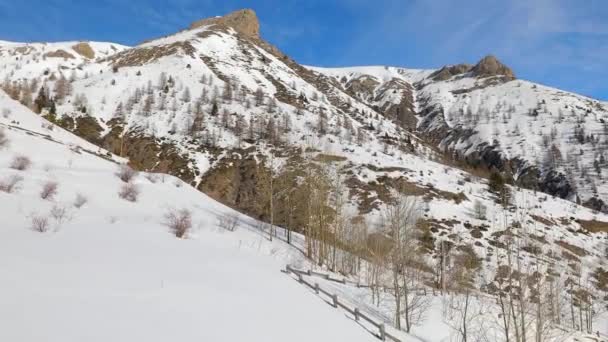 Paisaje invernal de una estación de esquí — Vídeo de stock