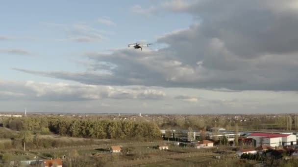 Drone volando al aire libre — Vídeo de stock