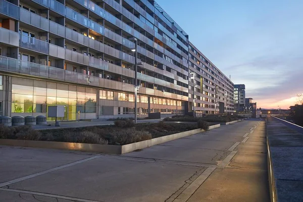 Stedelijke bouwstenen reflecteren zonsondergang licht — Stockfoto