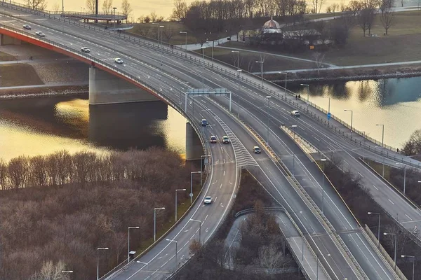 Most autostradowy z ruchem ulicznym, widok z lotu ptaka — Zdjęcie stockowe