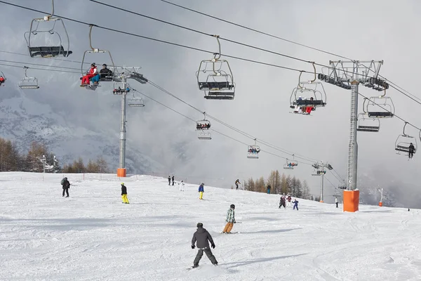 Skiing slopes, with many people — Stock Photo, Image
