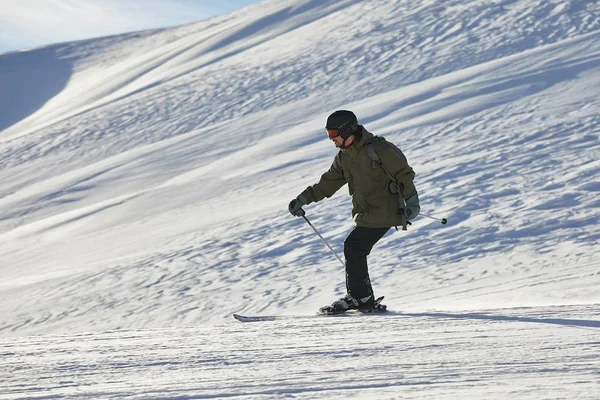 Sciare sulle piste innevate invernali — Foto Stock