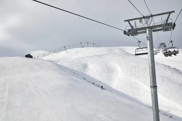 Skilift im Skigebiet — Stockfoto