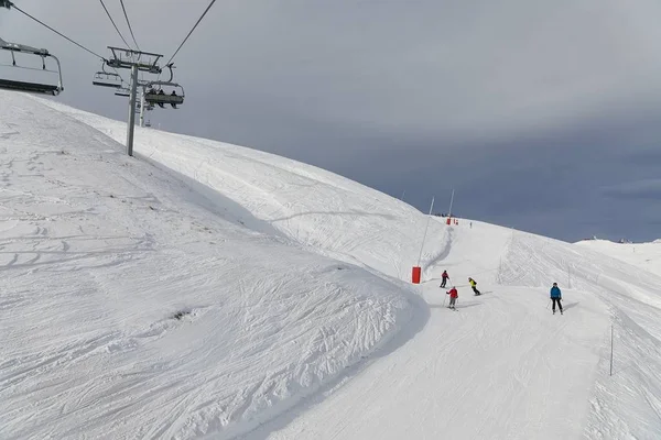 Piste da sci con sciatori — Foto Stock