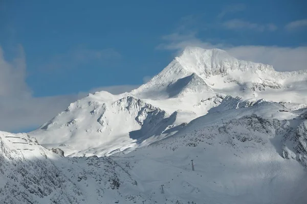 Berg täckta med snö — Stockfoto