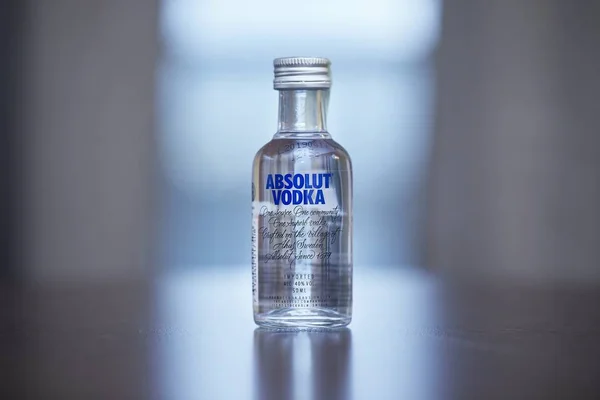 Absolut Vodka pequena garrafa — Fotografia de Stock