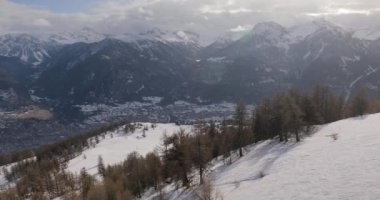 Dağlarda kar, Alp kayak merkezi