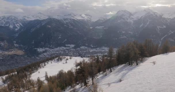 Nevando nas montanhas, estância de esqui alpino — Vídeo de Stock