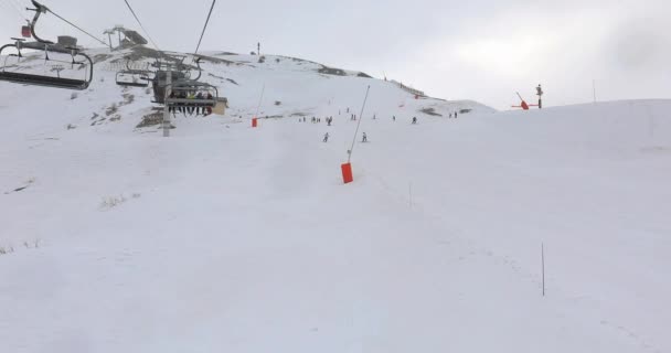 Skiliftfahrt und Skifahrer — Stockvideo