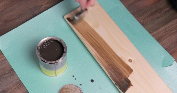 Фарбування дерев'яної дошки — стокове відео
