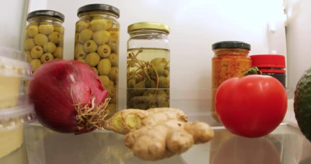 Abrindo geladeira para comida, agarrando legumes — Vídeo de Stock