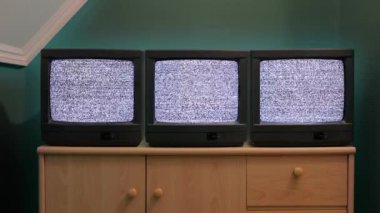 Üç eski televizyon çekmiyor.