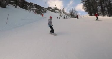 Snowboardcu görüntüyü takip ediyor