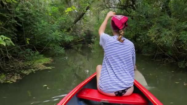 Kanot på en sjö — Stockvideo