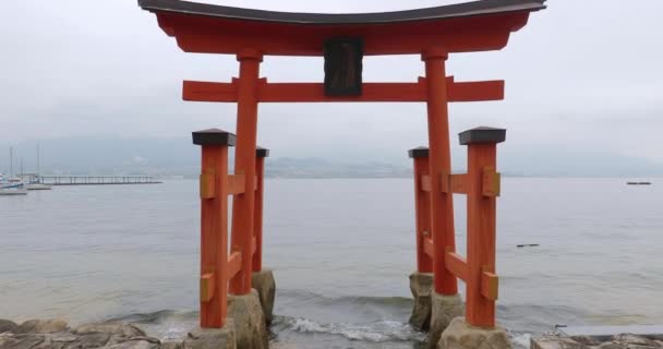 Tori poort aan het water in Miyajima, Japan — Stockvideo