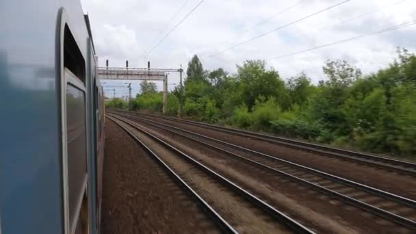 火车从敞开的窗户驶出 — 图库视频影像
