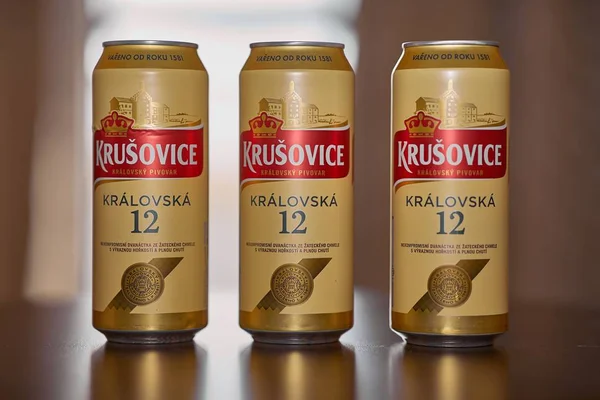 Latas de cerveza checa Krusovice —  Fotos de Stock