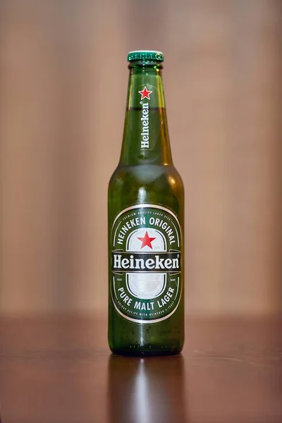 Пляшку пива heineken — стокове фото