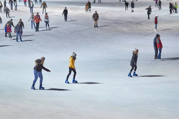 Les gens patinent sur la patinoire à Budapest — Photo