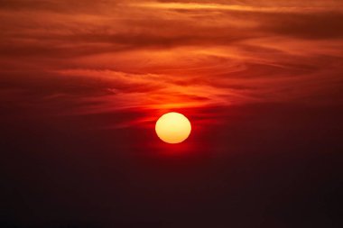 Bulutlu kırmızı gökyüzünde gün batımı
