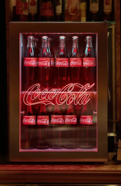 Garrafas de Coca-Cola em geladeira com logotipo — Fotografia de Stock