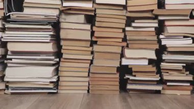 Kitap duvarı birikti.
