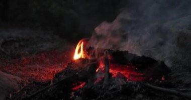 Ateş Kampı Alevleri, alacakaranlık gökyüzü