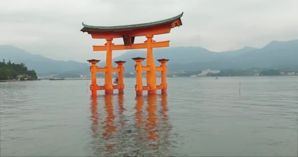 Tori gate at sea on Miyajima, Hiroshima — Stock Video
