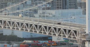 Japon otobanındaki arabalar.