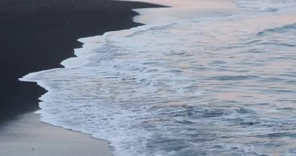 Playa de arena negra olas tranquilas — Vídeo de stock