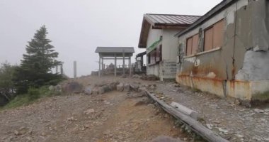 Japon dağının tepesinde yürüyüş.
